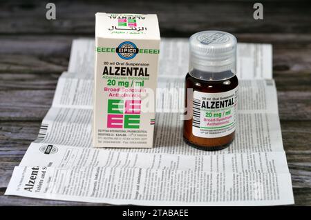 Le Caire, Égypte, novembre 6 2023 : Alzental 20 mg par mL suspension ( Albendazole ) flacon de 20 mL, anthelminthique à large spectre, pour entérobiase, Ascariasi Banque D'Images