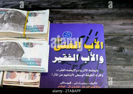 Le Caire, Egypte, novembre 21 2023 : piles de billets de banque d'argent d'Egypte EGP LE millier de livres billet de banque de monnaie, et la version arabe de Ric Banque D'Images