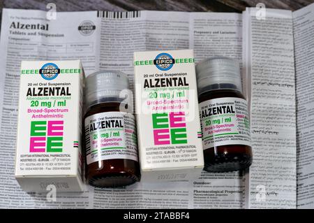 Le Caire, Égypte, novembre 6 2023 : Alzental 20 mg par mL suspension ( Albendazole ) flacon de 20 mL, anthelminthique à large spectre, pour entérobiase, Ascariasi Banque D'Images