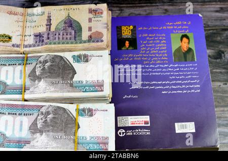 Le Caire, Egypte, novembre 21 2023 : piles de billets de banque d'argent d'Egypte EGP LE millier de livres billet de banque de monnaie, et la version arabe de Ric Banque D'Images