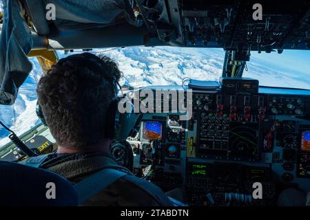 Le 17 novembre 2023 - Fairchild Air Force base, Washington, États-Unis - le capitaine Blake Kidd, pilote du KC-135 Stratotanker affecté au 93rd Air ravitaillement Squadron, vole un KC-135 au-dessus du nord de l'Idaho pendant l'exercice Titan Fury 24-1, novembre. 17, 2023. Titan Fury est un exercice de force totale récurrent qui garantit que les aviateurs de Fairchild sont entraînés et prêts à fournir une mobilité mondiale rapide à un moment donné à l'appui de la dissuasion stratégique et de la Stratégie de défense nationale. Au cours de l’exercice, les aviateurs ont démontré comment diverses activités de soutien contribuent à générer et à mobiliser des KC-135, y compris des Banque D'Images