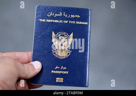 Le passeport de la République du Soudan avec un faucon doré au centre de la couverture, centre sélectif de l'identité du passeport soudanais d'utilisation au Soudan du Nord Banque D'Images