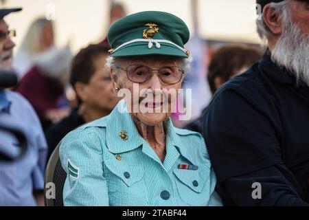 Palm Springs, Californie, États-Unis. 11 novembre 2023. Le caporal Dorothee Irwin, ancien combattant de la Seconde Guerre mondiale, est assis avec sa famille lors de la 26e parade annuelle de la Journée des vétérans de Palm Springs à Palm Springs, Californie, en novembre. 11, 2023. (Image de crédit : © U.S. Navy/ZUMA Press Wire) USAGE ÉDITORIAL SEULEMENT! Non destiné à UN USAGE commercial ! Banque D'Images