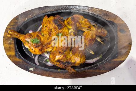 Morceaux de poulet grillé pakistanais dans la poêle Banque D'Images