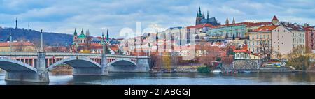 Vue panoramique sur la rivière Vltava avec le pont Manes et la cathédrale St Vitus, dominant l'horizon, Prague, Tchéquie Banque D'Images