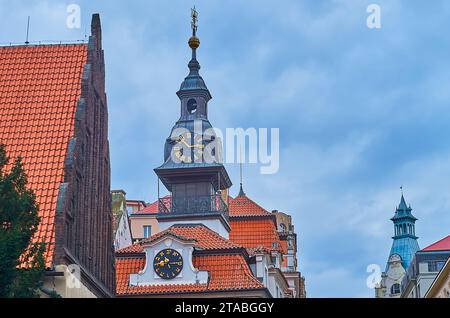 Horloge hébraïque historique au sommet de la mairie juive dans le quartier juif Josefov, Prague, Tchéquie Banque D'Images