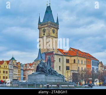 Mémorial historique Jan Hus en face de la grande tour de l'ancien hôtel de ville en pierre, Stare Mesto, Prague, Tchéquie Banque D'Images