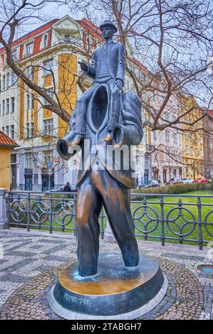 PRAGUE, TCHÉQUIE - 7 MARS 2022 : la statue de Franz Kafka sur la rue Vezenska dans le quartier Josefov, le 7 mars à Prague Banque D'Images