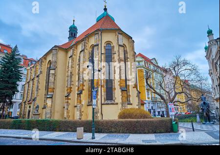 PRAGUE, TCHÉQUIE - 7 MARS 2022 : abside de pierre historique Église Saint-Esprit et statue de Franz Kafka dans le quartier Josefov, le 7 mars à Prague Banque D'Images