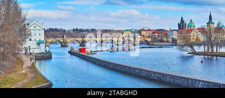 Panorama de la rivière Vltava avec l'écluse de la rivière Smichov et le pont Charles en arrière-plan, Prague, Tchéquie Banque D'Images