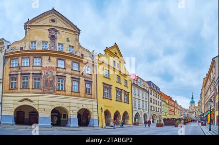 Panorama de la rue Havelska historique de Stare Mesto (vieille ville) avec des maisons de ville médiévales, l'église St Havel et le marché Havel, Prague, Tchéquie Banque D'Images