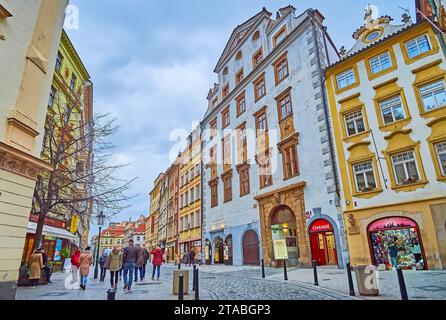 PRAGUE, TCHÉQUIE - 7 MARS 2022 : logement historique sur l'étroite rue Melantrichova à Stare Mesto, le 7 mars à Prague Banque D'Images