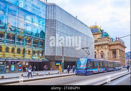 PRAGUE, RÉPUBLIQUE TCHÈQUE - 7 MARS 2022 : les tramways modernes à la gare de l'avenue Narodni dans les bâtiments du Théâtre National, le 7 mars à Prague Banque D'Images