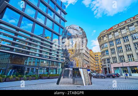 PRAGUE, TCHÉQUIE - 7 MARS 2022 : la grande statue émouvante de Franz Kafka par David Cerny, le 7 mars à Prague Banque D'Images