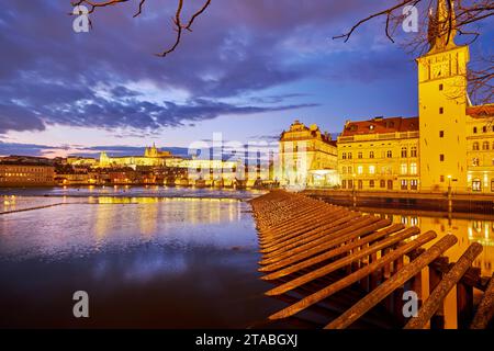 Le quai de Smetana ouvre la vue sur les brise-glaces en bois, le château d'eau de la vieille ville, Vltava, le pont Charles, le château de Prague et la cathédrale Saint-Guy, en Tchéquie Banque D'Images