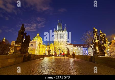 Tour du pont de la vieille ville et pont Charles dans les lumières, Prague, Tchéquie Banque D'Images