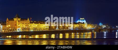 Panorama de Smetana Embankment dans les lumières du soir avec la maison Bellevue et le dôme du Théâtre National en arrière-plan, Prague, Tchéquie Banque D'Images