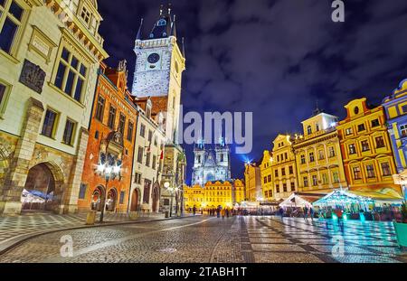 La vue du soir sur les maisons de ville colorées, l'ancien hôtel de ville et l'église Tyn, situé sur la place de la Vieille ville, Prague, Tchéquie Banque D'Images