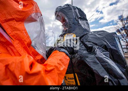 Boise, Idaho, États-Unis. 25 octobre 2023. Les soldats de la Garde nationale américaine et les aviateurs de la 101e équipe de soutien civil de la Garde nationale de l'Idaho ont renforcé leur capacité à répondre aux urgences chimiques, biologiques, radiologiques et nucléaires lors de leur entraînement le 25 octobre 2023 à Gowen Field à Boise, Idaho. Le scénario impliquait une combinaison chimique qui s'est transformée en un agent dangereux et pourrait causer une réaction nocive aux gardes dans l'une des salles d'entraînement de la base. Dans le scénario, un gardien a mélangé involontairement deux produits de nettoyage qui ont présenté une réaction dangereuse, ce qui a incité le 101e CST à le faire Banque D'Images