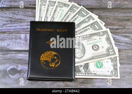 Livre de passeport noir avec un avion et la terre du globe sur sa couverture, concept de voyage et de tourisme, livre de passeport universel, américain USD États-Unis de Banque D'Images