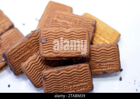 Le Caire, Egypte, novembre 23 2023 : Biscato chato biscuits au chocolat de type anglais, délicieux biscuit fourré au chocolat comme collation et temps de thé, a un bala Banque D'Images