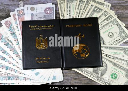 Passeport égyptien livre noir, traduction de mots arabes (passeport de la république arabe d'Egypte) et livre de passeport noir avec livres égyptiennes et Amérique Banque D'Images