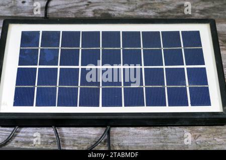 Un panneau solaire, un dispositif qui convertit la lumière du soleil en électricité en utilisant des cellules photovoltaïques (PV) qui sont faites de matériaux qui génèrent des électrons quand Banque D'Images