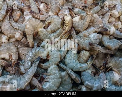 Ventes de crevettes fraîches crues congelées dans les supermarchés Banque D'Images