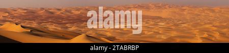 Grand panorama de dunes de sable avec différentes couleurs, de RUB Al Khali, eau Banque D'Images