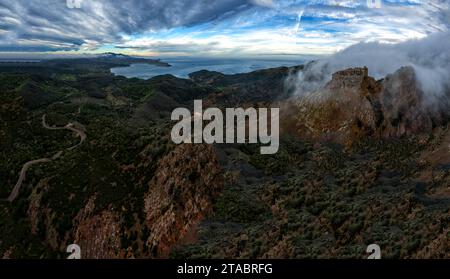 Vue aérienne du Castello del Volterraio et de la baie de Portoferraio sur l'île d'Elbe en Italie Banque D'Images