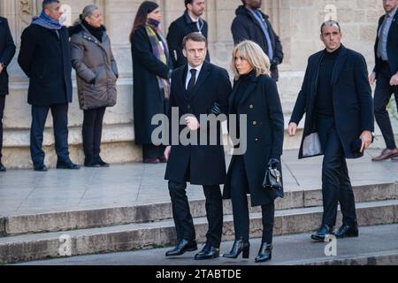 France, Lyon, 2023-11-29. Le président Emmanuel Macron avec son épouse Brigitte arrivant à la cathédrale Saint Jean pour les funérailles de Gérard Collomb, le for Banque D'Images