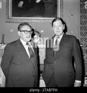 Photo de dossier datée du 24/9/1976 du ministre des Affaires étrangères Anthony Crossland (à droite) avec le secrétaire d'État américain Dr Henry Kissinger. Kissinger, le secrétaire d’État américain qui dominait la politique étrangère sous les anciens présidents Richard Nixon et Gerald Ford, est décédé à l’âge de 100 ans, a déclaré son cabinet de conseil Kissinger Associates. Date de parution : jeudi 30 novembre 2023. Banque D'Images