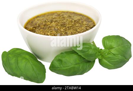 Feuilles de basilic frais avec pesto dans un bol Banque D'Images