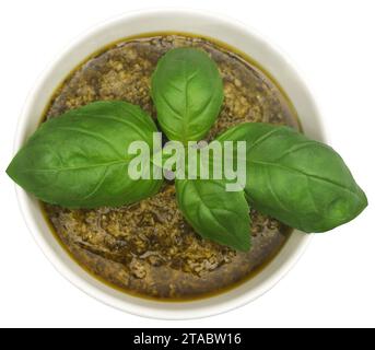 Feuilles de basilic frais avec pesto dans un bol Banque D'Images