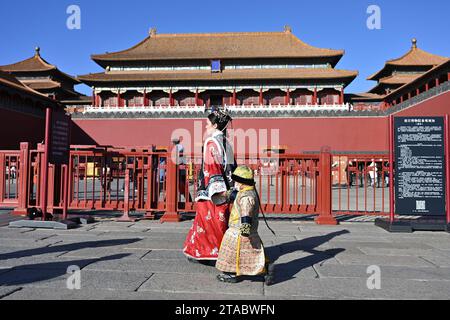 Pékin, Chine. 29 novembre 2023. Les touristes se rendent au musée du palais, également connu sous le nom de Cité interdite, à Pékin, capitale de la Chine, le 29 novembre 2023. Crédit : Li Xin/Xinhua/Alamy Live News Banque D'Images