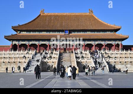 Pékin, Chine. 29 novembre 2023. Les touristes visitent le Musée du Palais, également connu sous le nom de Cité interdite, à Pékin, capitale de la Chine, le 29 novembre 2023. Crédit : Chen Yehua/Xinhua/Alamy Live News Banque D'Images