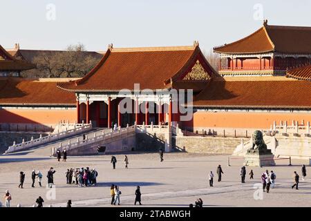 Pékin, Chine. 29 novembre 2023. Les touristes visitent le Musée du Palais, également connu sous le nom de Cité interdite, à Pékin, capitale de la Chine, le 29 novembre 2023. Crédit : Xing Guangli/Xinhua/Alamy Live News Banque D'Images