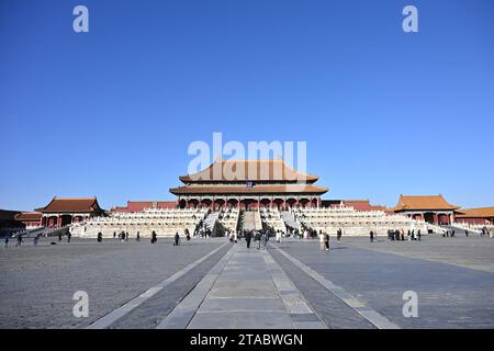 Pékin, Chine. 29 novembre 2023. Les touristes visitent le Musée du Palais, également connu sous le nom de Cité interdite, à Pékin, capitale de la Chine, le 29 novembre 2023. Crédit : Li Xin/Xinhua/Alamy Live News Banque D'Images