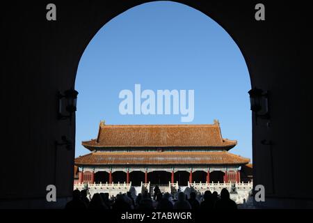 Pékin, Chine. 29 novembre 2023. Les touristes visitent le Musée du Palais, également connu sous le nom de Cité interdite, à Pékin, capitale de la Chine, le 29 novembre 2023. Crédit : Jin Liwang/Xinhua/Alamy Live News Banque D'Images