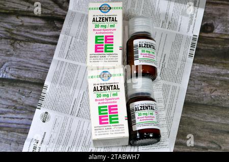 Le Caire, Égypte, novembre 6 2023 : Alzental 20 mg par mL suspension ( Albendazole ) flacon de 20 mL, anthelminthique à large spectre, pour entérobiase, Ascariasi Banque D'Images