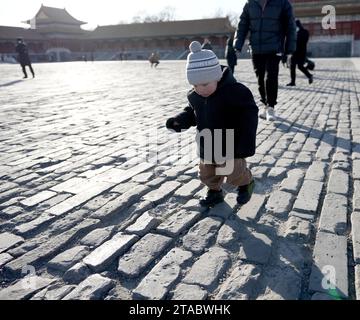 Pékin, Chine. 29 novembre 2023. Les touristes visitent le Musée du Palais, également connu sous le nom de Cité interdite, à Pékin, capitale de la Chine, le 29 novembre 2023. Crédit : Wang Yuguo/Xinhua/Alamy Live News Banque D'Images