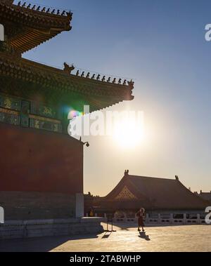 Pékin, Chine. 29 novembre 2023. Les touristes visitent le Musée du Palais, également connu sous le nom de Cité interdite, à Pékin, capitale de la Chine, le 29 novembre 2023. Crédit : CAI Yang/Xinhua/Alamy Live News Banque D'Images