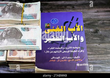 Le Caire, Egypte, novembre 21 2023 : piles de billets de banque d'argent d'Egypte EGP LE millier de livres billet de banque de monnaie, et la version arabe de Ric Banque D'Images