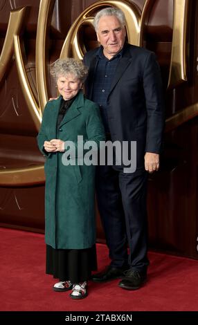 28 nov 2023 - Londres, Angleterre, Royaume-Uni - Jim carter et Imelda Staunton assistent à la première mondiale de Wonka, Royal Festival Hall Banque D'Images