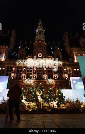 Paris, France. 29 novembre 2023. Devant l'hôtel de ville, le village de noël aux couleurs des Jeux Olympiques et Paralympiques de Paris - Hôtel de ville de Paris, Paris, France - 29 novembre 2023 vue générale des enseignes olympiques et paralympiques de Paris 2024 comme on voit des arbres de Noël dans le village. Photo par Alexis Jumeau/ABACAPRESS.COM crédit : Abaca Press/Alamy Live News Banque D'Images