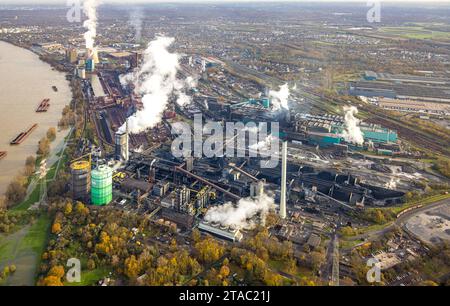 Luftbild, Hüttenwerke Krupp Mannesmann HKM und Gaskraftwerk Huckingen mit rauchenden Kühltürmen am Fluss Rhein, umgeben von herbstlichen Laubbäumen, Hüttenheim, Duisburg, Ruhrgebiet, Nordrhein-Westfalen, Deutschland ACHTUNGxMINDESTHONORARx60xEURO *** vue aérienne, Hüttenwerke Krupp Mannesmann HKM et centrale à gaz Huckingen avec tours de refroidissement fumantes sur le Rhin, entouré d'arbres caduques automnaux, Hüttenheim, Duisburg, Ruhr, Rhénanie du Nord-Westphalie, Allemagne ATTENTIONxMINDESTHONORARx60xEURO crédit : Imago/Alamy Live News Banque D'Images