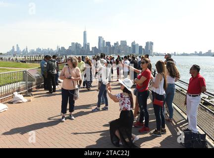 New York, USA - 09 juin 2018 : foule de gens près de la Statue de la liberté. Banque D'Images