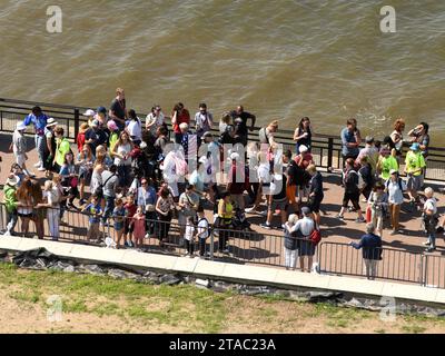 New York, USA - 09 juin 2018 : foule de gens près de la Statue de la liberté. Banque D'Images