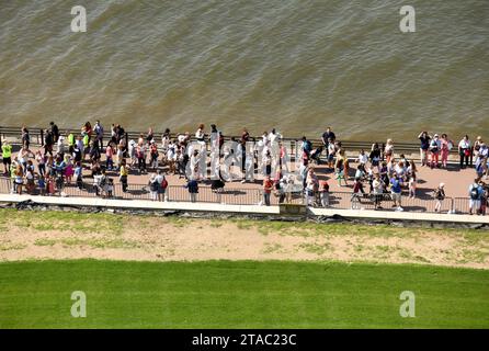 New York, USA - 09 juin 2018 : foule de gens près de la Statue de la liberté. Banque D'Images