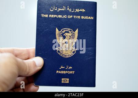 Le Caire, Egypte, novembre 21 2023 : le passeport de la République du Soudan avec un faucon doré au centre de la couverture avant, foyer sélectif du passage soudanais Banque D'Images